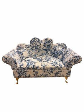 Blue White Floral Toile Sofa
Jewelry Box Heart Back Miniature